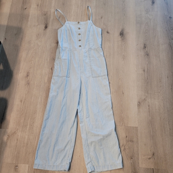 Old Navy Sleeveless Chambray Jumpsuit - Picture 2 of 6